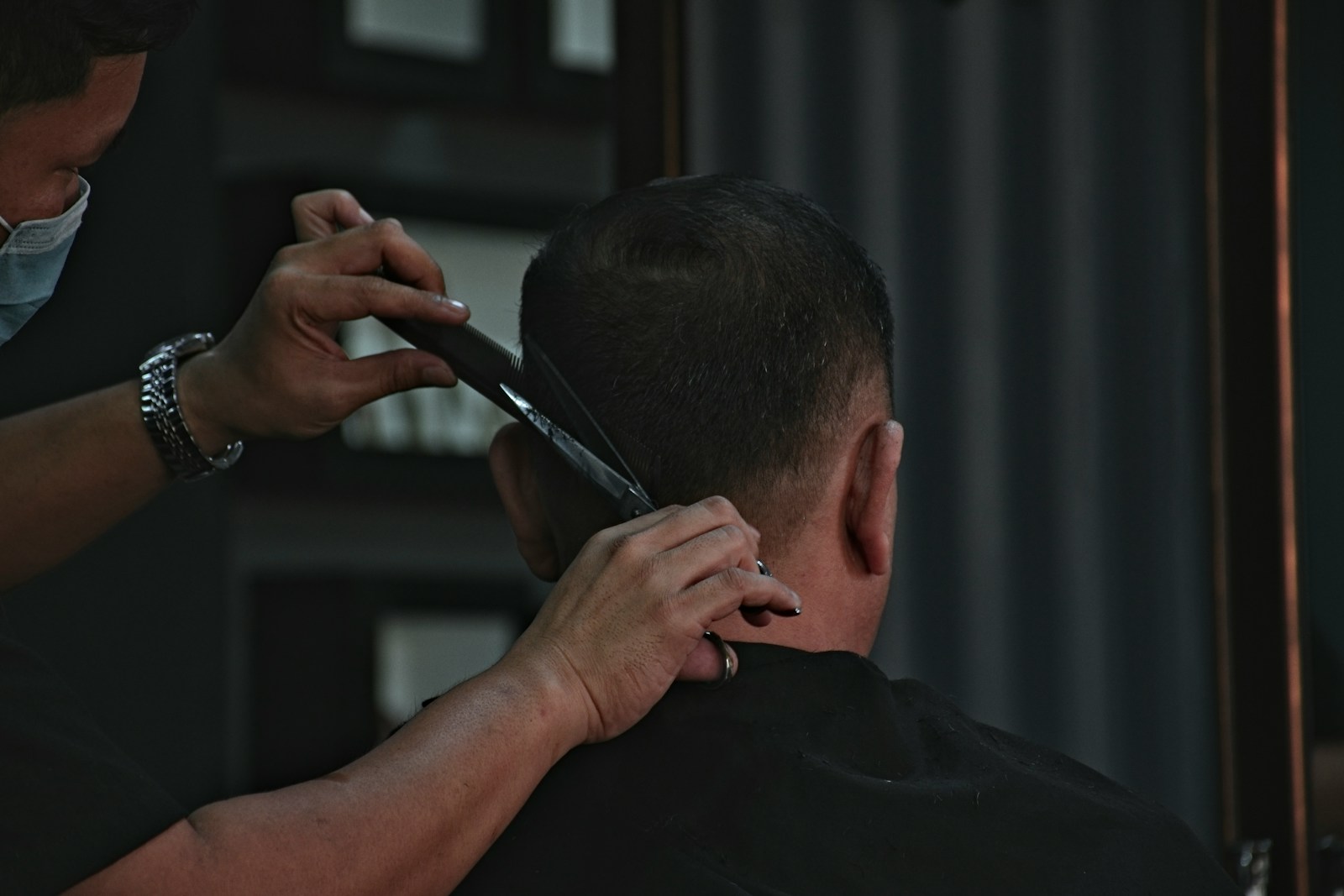 barber cutting man's hair